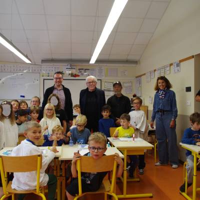 De gauche à droite : Yann Jaccaz (maire de Praz-sur-Arly), Jean-Pierre Demesle (poète et concepteur auprès d’agences de communication), David Carpano (photographe), Françoise Perrin (professeure) et Jocelyn Clévy (directeur de l’OT), entourés des élèves de CE1 et CM1. © Sylvie Bessy