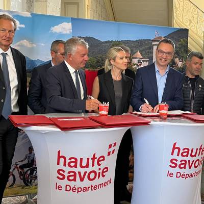 Marion Rousse et Yann Jaccaz signent la convention officialisant Praz sur Arly comme ville de départ du Tour de France Femmes avec Swift