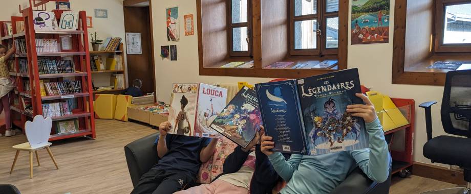 Les élèves du périscolaire dans les locaux de l'association Bibliothèque Praline , le 22 septembre 2023 - Marie-Anaïs Lien