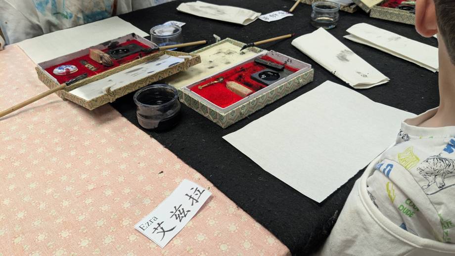 Atelier de calligraphie des élèves de l'école des Éterlous des 22 et 23/05/2025 - Marie-Anaïs Lien