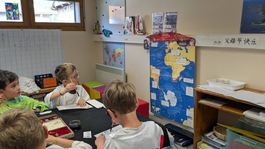 Atelier de calligraphie des élèves de l'école des Éterlous des 22 et 23/05/2025 - Marie-Anaïs Lien