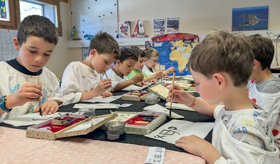 Atelier de calligraphie des élèves de l'école des Éterlous des 22 et 23/05/2025 - Marie-Anaïs Lien