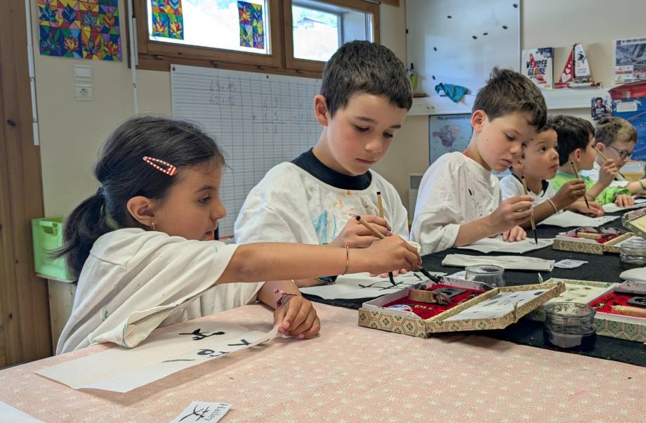 Atelier de calligraphie des élèves de l'école des Éterlous des 22 et 23/05/2025 - Marie-Anaïs Lien