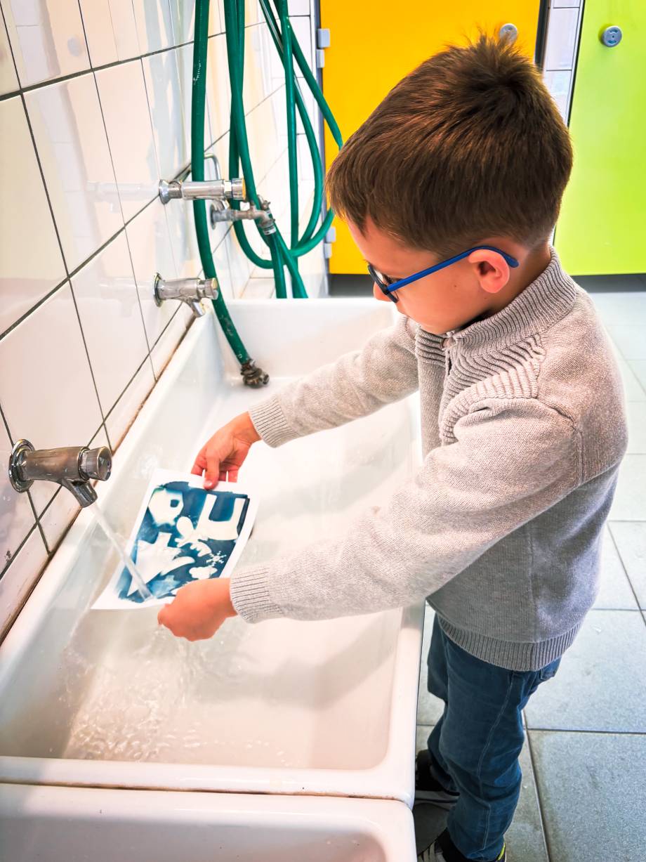 Lavage à l’eau d’un cyanotype exposé au soleil – Margaux Meurisse