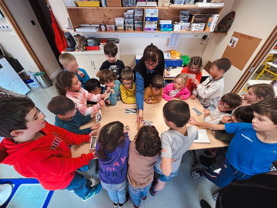 Anciennes cartes postales représentant l’Hôtel du Mont-Charvin présentées aux enfants – Margaux Meurisse