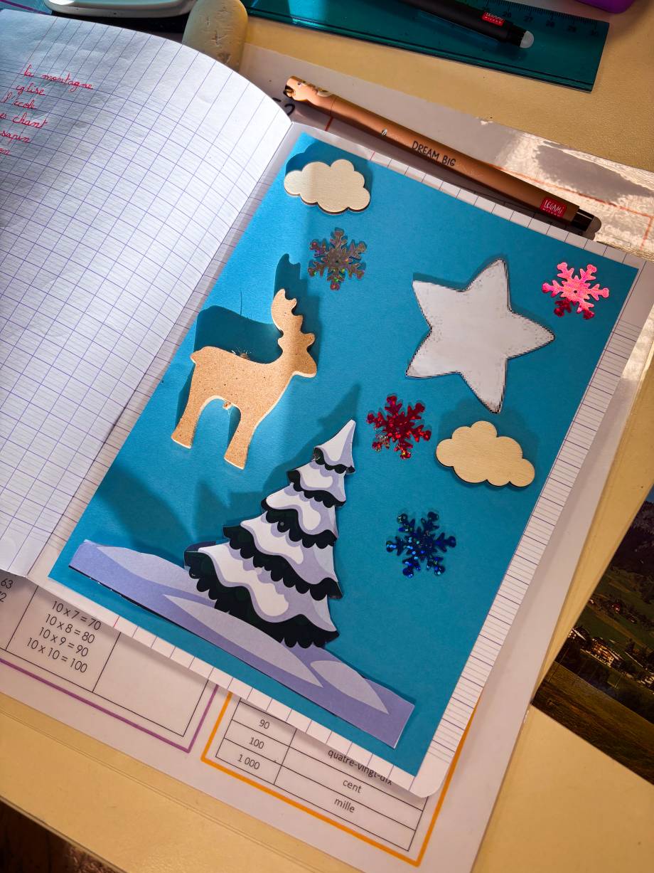 Dépôt d’objets sur une feuille de papier – Margaux Meurisse