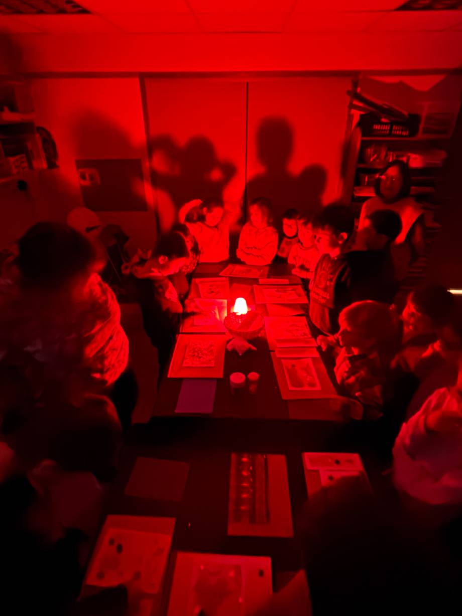 Dépôt d’objets sur des feuilles de papier sous une lumière rouge – Margaux Meurisse