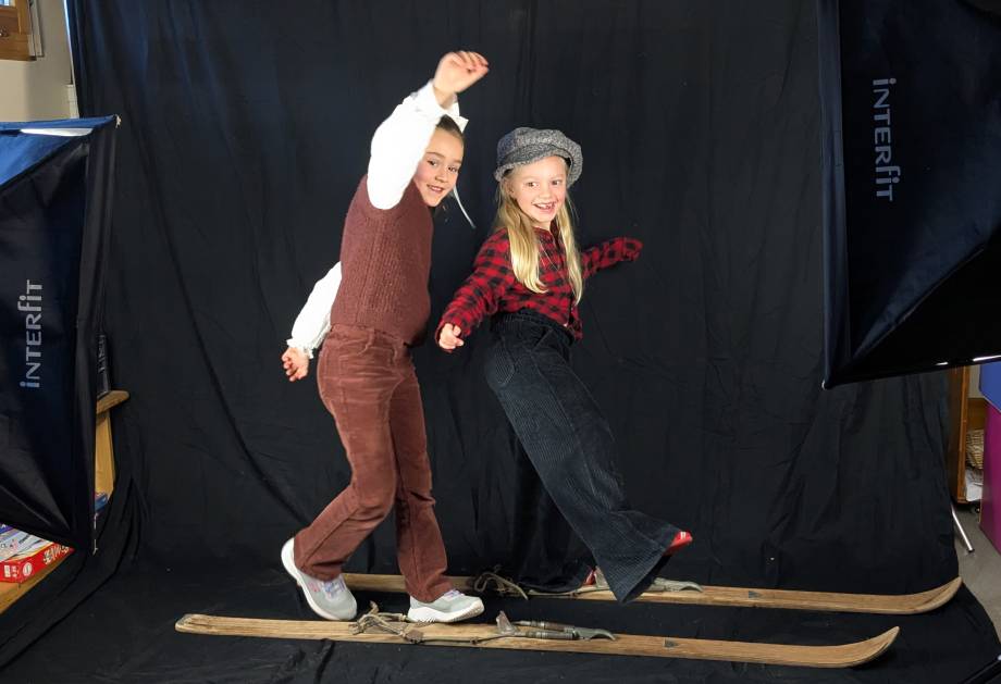 Avec les pot à lait, panier en osier, chemise à carreaux et autres accessoires, les élèves ont adoré représenter des scènes de l’époque de leurs grands-parents ! - Marie-Anaïs Lien