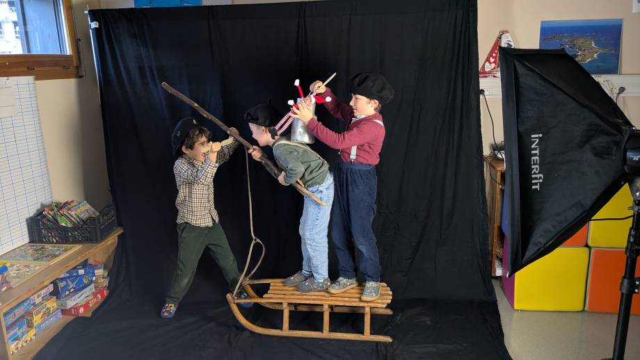 Avec les pot à lait, panier en osier, chemise à carreaux et autres accessoires, les élèves ont adoré représenter des scènes de l’époque de leurs grands-parents ! - Marie-Anaïs Lien