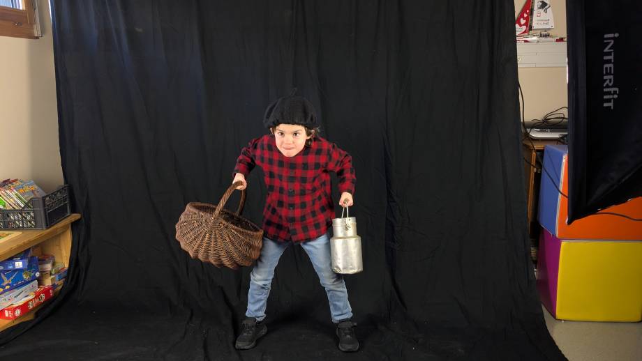 Avec les pot à lait, panier en osier, chemise à carreaux et autres accessoires, les élèves ont adoré représenter des scènes de l’époque de leurs grands-parents ! - Marie-Anaïs Lien