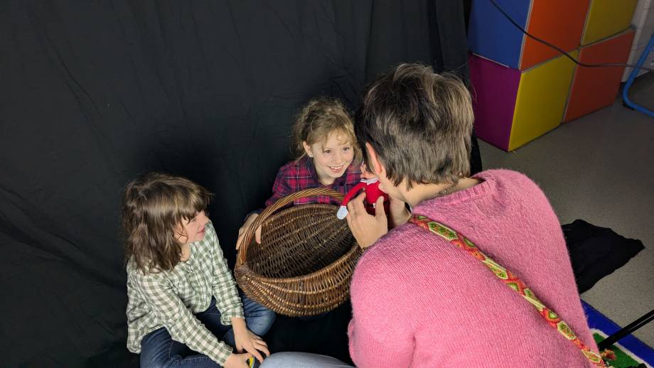 Avec les pot à lait, panier en osier, chemise à carreaux et autres accessoires, les élèves ont adoré représenter des scènes de l’époque de leurs grands-parents ! - Marie-Anaïs Lien