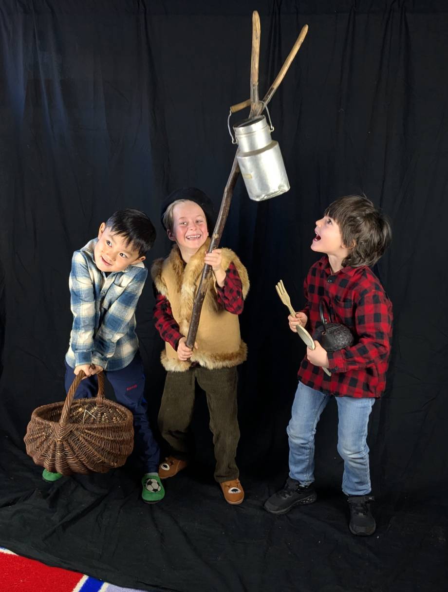 Avec les pot à lait, panier en osier, chemise à carreaux et autres accessoires, les élèves ont adoré représenter des scènes de l’époque de leurs grands-parents ! - Marie-Anaïs Lien