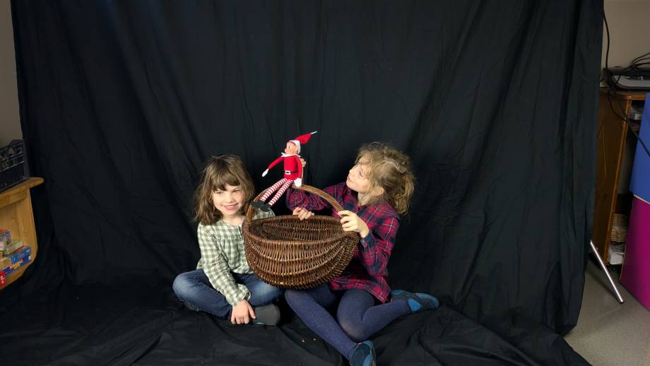 Avec les pot à lait, panier en osier, chemise à carreaux et autres accessoires, les élèves ont adoré représenter des scènes de l’époque de leurs grands-parents ! - Marie-Anaïs Lien