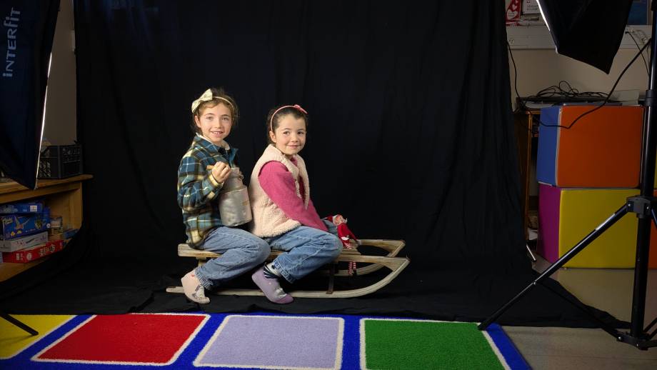 Avec les pot à lait, panier en osier, chemise à carreaux et autres accessoires, les élèves ont adoré représenter des scènes de l’époque de leurs grands-parents ! - Marie-Anaïs Lien