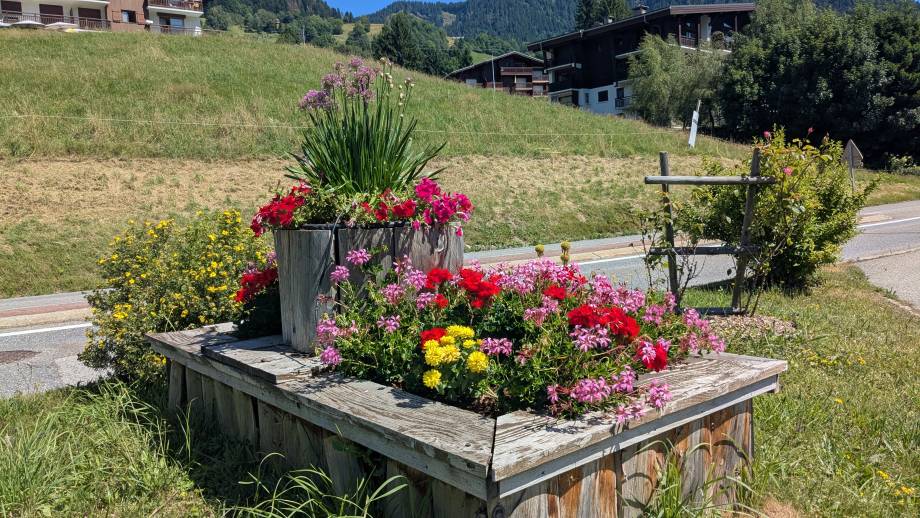 Praz, un village joliment fleuri aux entrées, dans le centre et aux alentours - Marie-Anaïs Lien