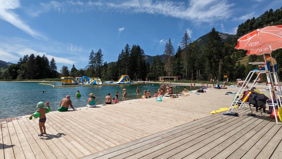 Plan d'eau : plage enherbée photographiée en juillet/août 2023 - Marie-Anaïs Lien