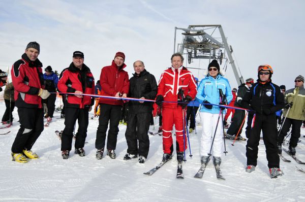 De gauche à droite, au sommet du téléski des 3 Coins : Bernard Baronnat (directeur de Val d'Arly Labellemontagne), Jean-Yves Remy (PDG de Labellemontagne), Yann Jaccaz (maire de Praz-sur-Arly), Jean-Paul Rossat-Mignod (maire de Notre-Dame-de-Bellecombe), Georges Morand (conseiller général du canton de Sallanches), Sylviane Grosset-Janin (maire de Megève) et Jean Labrousse (conseiller municipal de Praz-sur-Arly en charge des remontées mécaniques)