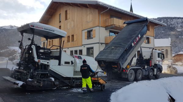 Route du Nant du Praz : finisseur et camion-benne