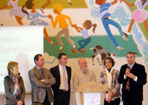 De gauche à droite : Marie-France Marcos (conseillère régionale du Pays du Mont-Blanc), Serge Paget (maire de Cordon), Yann Jaccaz (maire de Praz-sur-Arly), Jean Bertoluzzi (maire de Combloux), Sylvie Gillet de Thorey (vice-présidente du Conseil Régional), Jean-Jack Queyranne (président du Conseil Régional)