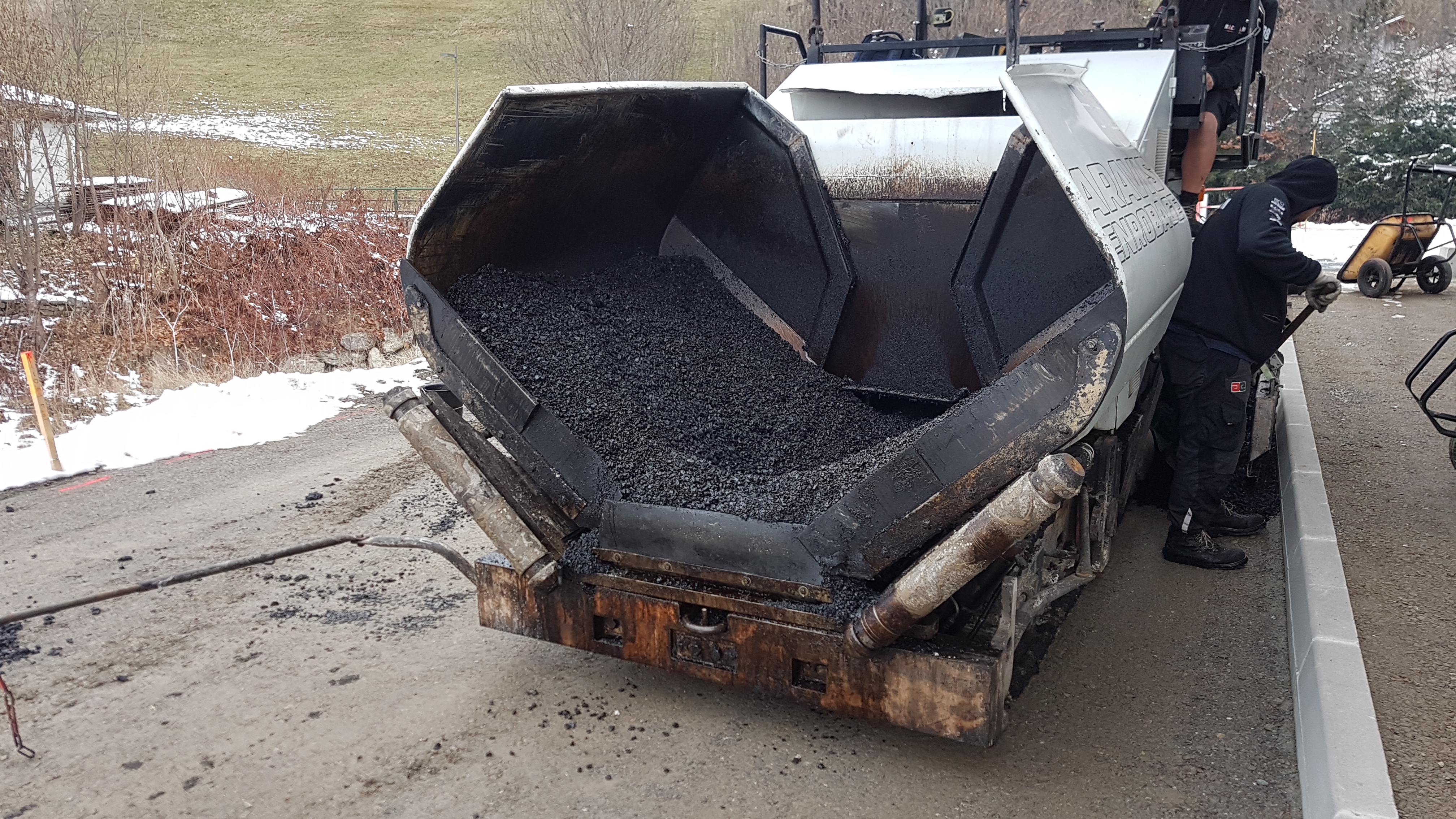 Finisseur déposant la grave bitume sur la route du Nant du Praz, vu de derrière