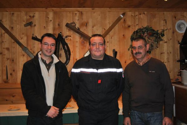 Nicolas Socquet, promu caporal-chef, entouré du maire, Yann Jaccaz (à gauche) et du chef de la caserne, Didier Joguet (à droite).