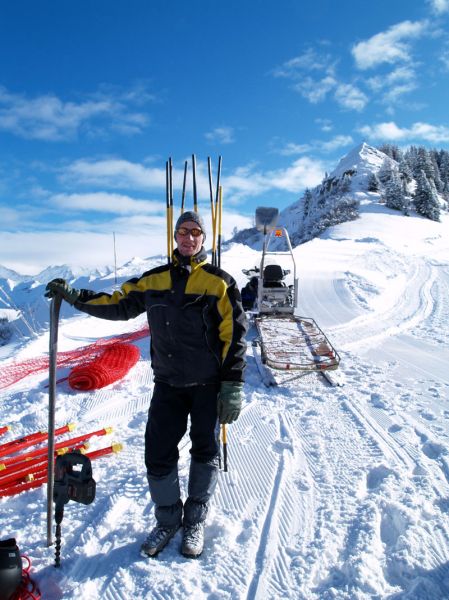 Un pisteur en action au Quezet, en décembre 2009