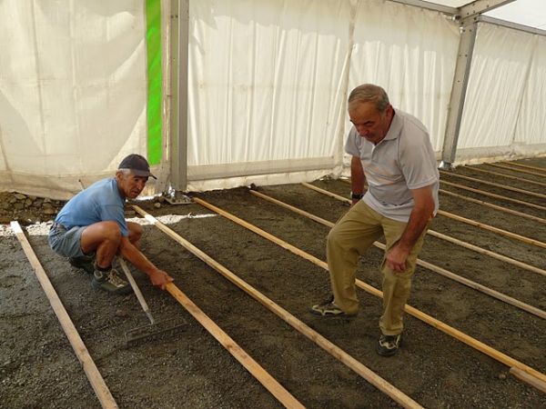Montage du chapiteau des Varins en juillet 2010 - Bernard Demonchy