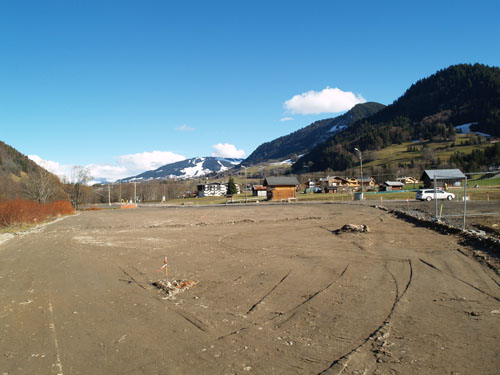 Parking des Varins : nivellation du terrain en vue du goudronnage en novembre 2010