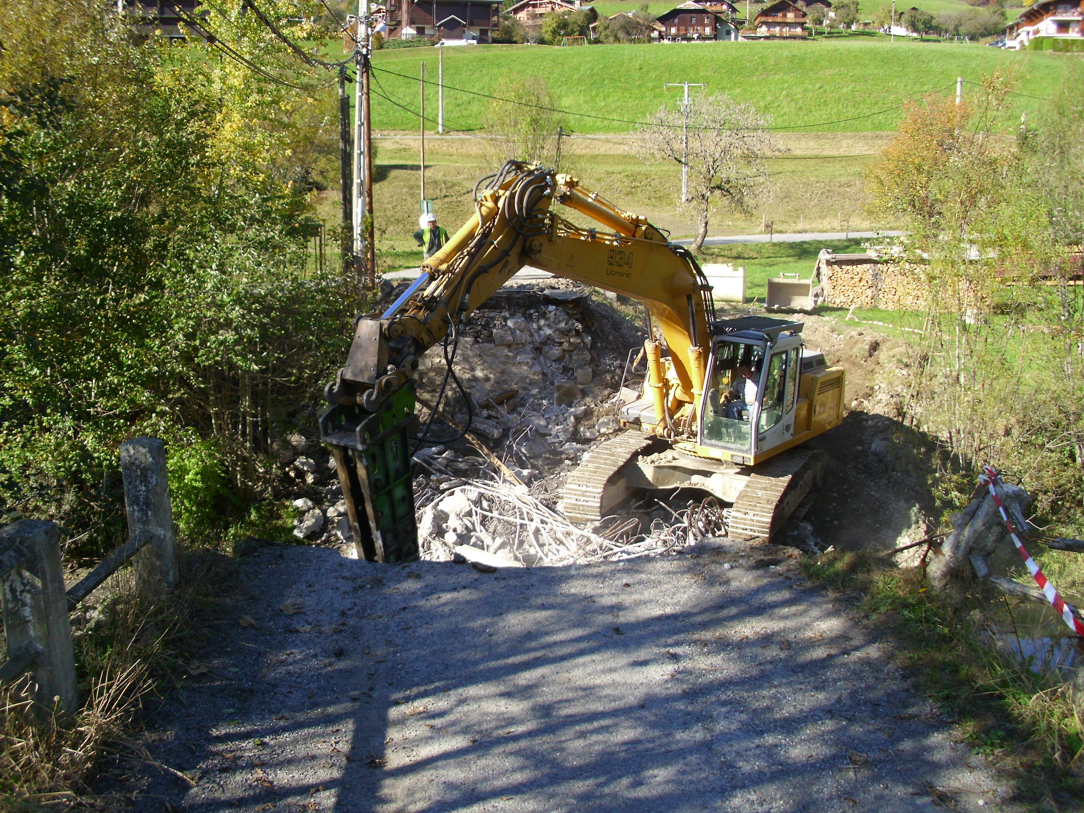 Le pont de la Rosière pendant l'intervention de la pelleteuse le 17 octobre 2011
