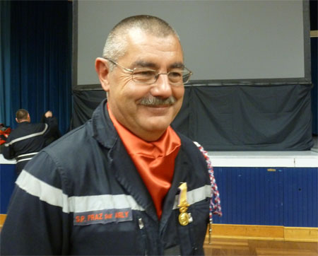 Didier Joguet reçoit la médaille d'honneur d'ancienneté pour ses 30 ans de courage et  de dévouement chez les pompiiers, le 2 décembre 2011.