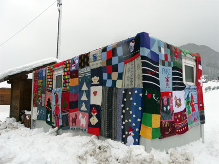 Habillage des toilettes des pistes avec des tricots réalisés par des Pralins, le 13 décembre 2011.