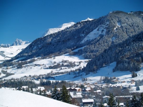 Village de Praz sur Arly sous la neige en 2012 ou avant
