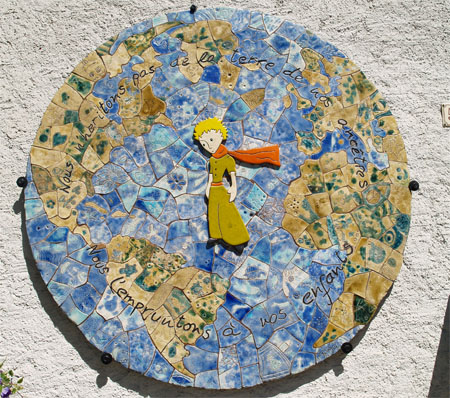 Mappemonde représentant Le Petit Prince en raku (céramique) réalisée par les élèves de CP au CM2 en partenariat avec Laurent Castelain, accrochée sur le mur de l'OT en juin 2012