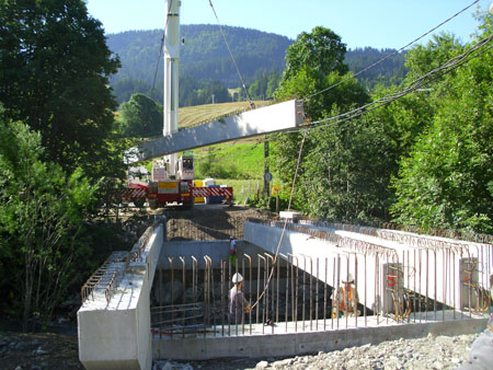 Pont de la Rosière : pose des poutres en béton armé les 18 et 19 juillet 2012