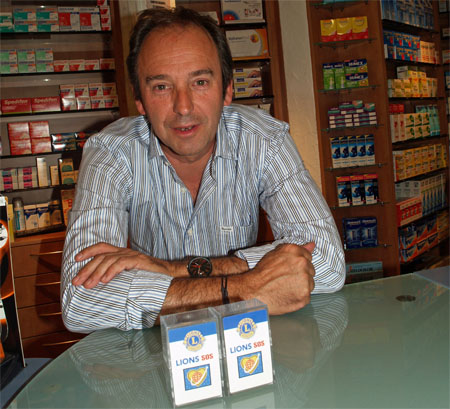 29 août 2012 : Le pharmacien de Praz-sur-Arly, Érik Destours, fait partie des professionnels qui diffusent la boîte Lions SOS gracieusement.