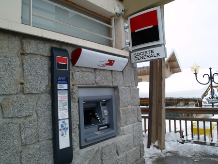 Distributeur automatique de billets de la Société générale mis en fonction le mercredi 12 décembre soir - Yann Jaccaz