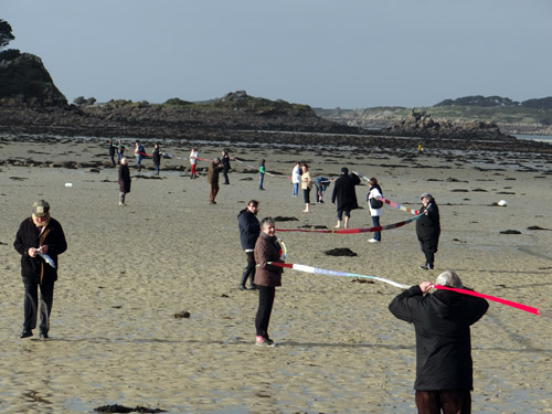 Écharpe de 1 000 m de longue tricotée par des amateurs de tricot (dont 200 m par des Pralins), en soutien à l'Association roscovite contre les myopathies et au profit du Téléthon.