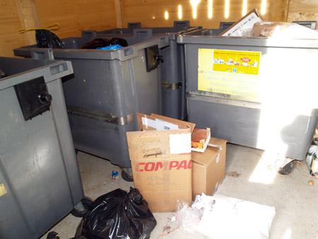 Sacs et déchets laissés à même le sol alors que les poubelles ne sont pas pleines