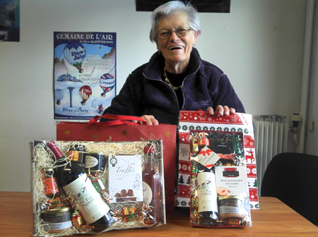 Odette Joguet présente les colis de Noël de 2012