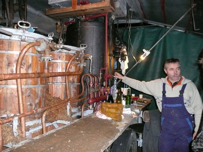 Le bouilleur de cru, Jean-Paul Mugnier, à Praz, le 26 décembre 2012 - David Morineau