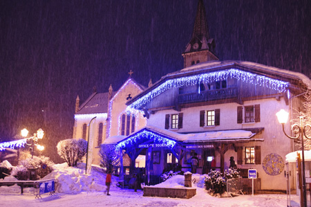 Office de tourisme et place de l'Église de Praz-sur-Arly sous la neige, le 1er janvier 2013 - Gaël Joncour/www.detailphoto.com
