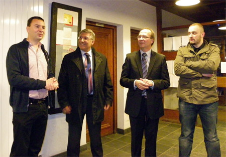 Inauguration du nouveau DAB aux côtés de M. Delissnyder (directeur des agences des Pays de Savoie) et M. Philippe Benard (directeur de l'agence mégevane)