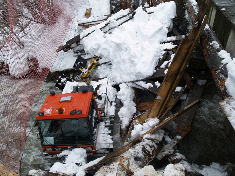 Évacuation d'une dameuse tombée dans Cassioz, suite à l'effondrement de la passerelle reliant les Varins au domaine nordique, le 2 février 2013 - Yann et Jean-Paul Jaccaz