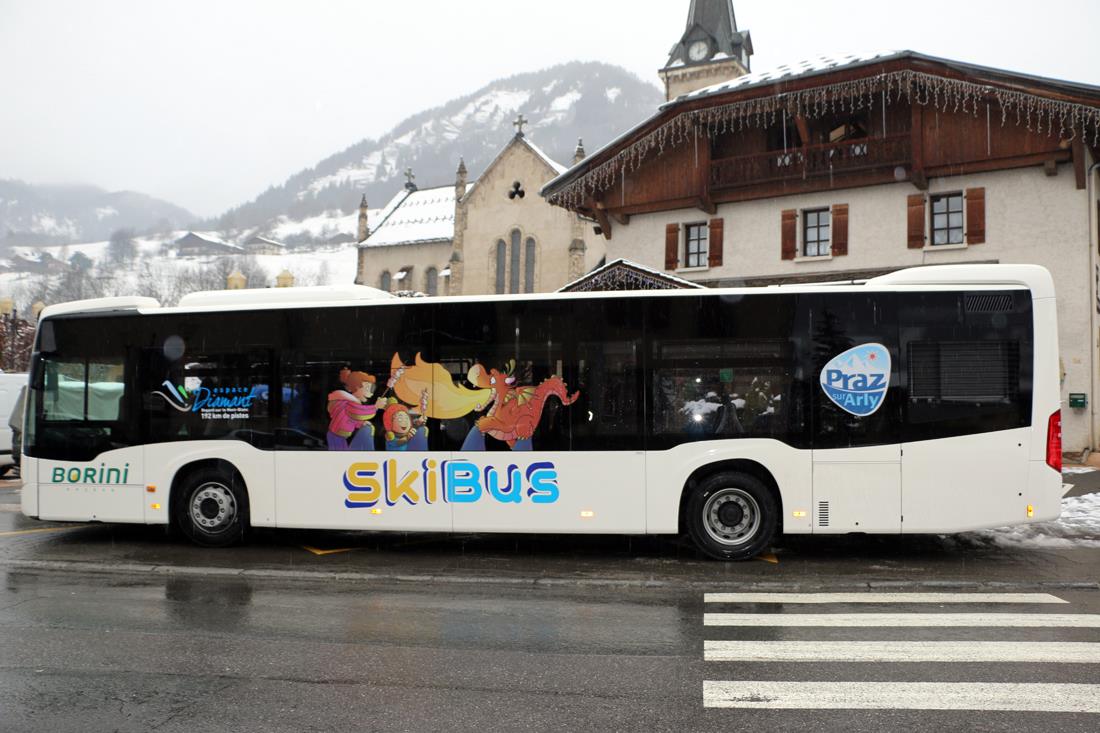 L’ancienne livrée (visible ici) sera remplacée par une nouvelle, cette année : elle arborera dorénavant un Draz skieur… et un randonneur ! La navette sera ainsi prête pour arpenter les voies de Praz l’été prochain. - Yann Jaccaz