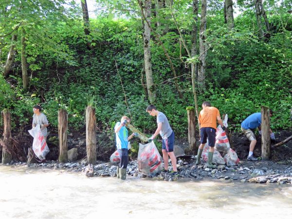 Opération de nettoyage des berges de l'Arly le 1er mai 2019