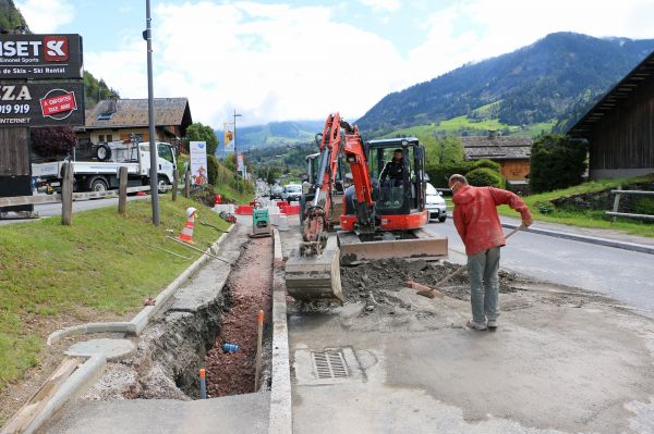 Renouvellement d'une conduite d'eau potable le long de la RD1212, dans le secteur des Rafforts, le 30 mai 2019