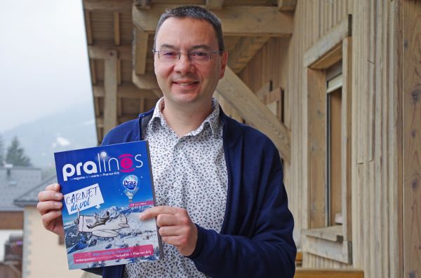 Yann Jaccaz portant le magazine municipal Pralines n°8 en mai 2019 - Sylvie Bessy