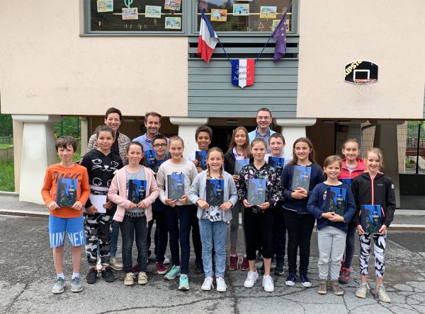 École des Éterlous : livre offert aux élèves de CM2 par l'Éducation nationale, avant leur entrée au collège, le 21 juin 2019