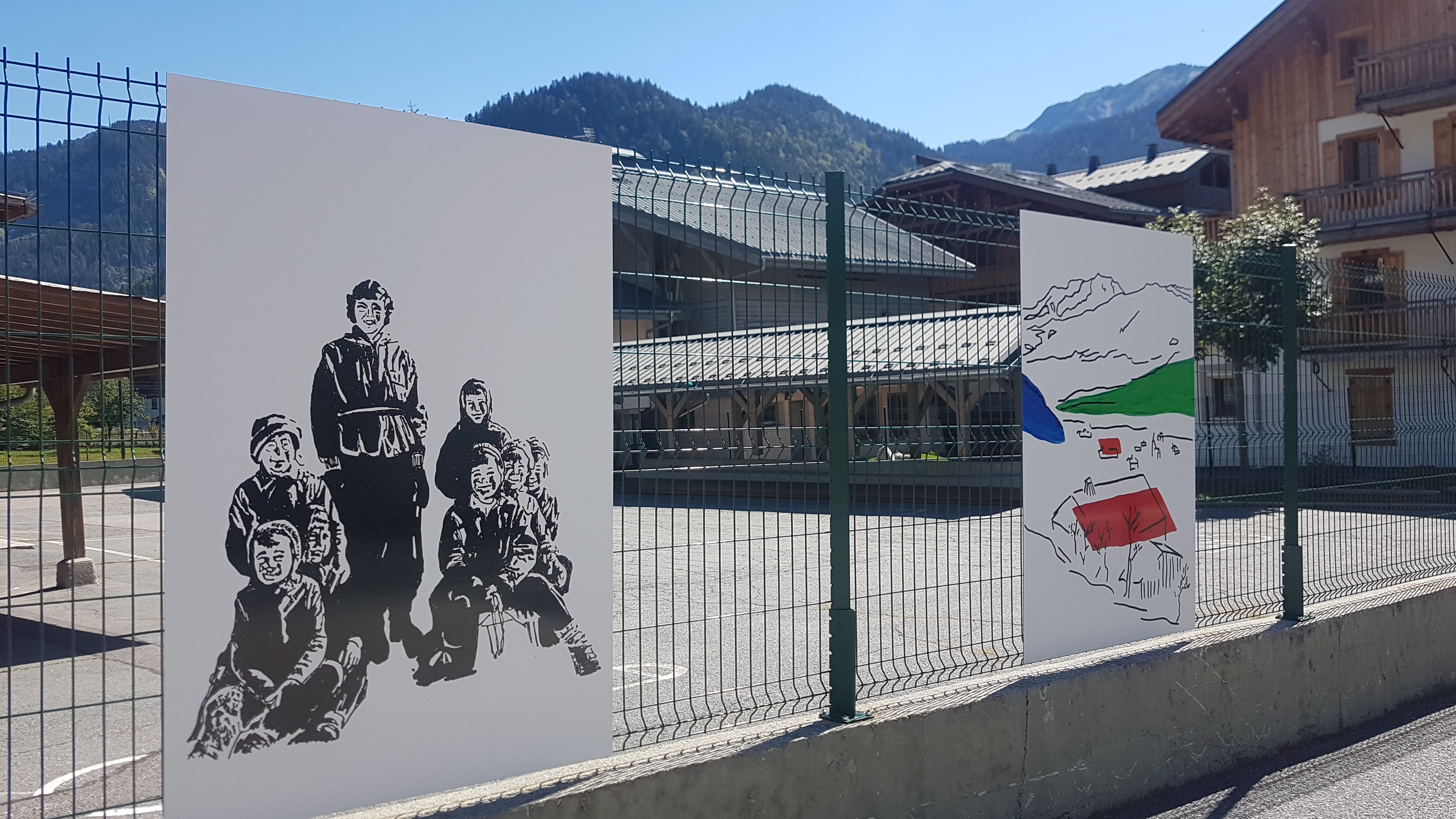 Œuvre de l'exposition « Patrimoine contemporain : la naissance du tourisme montagnard » d'Adrianna Wojcik Muffat-Jeandet, donnant sur la cour de l'école des Éterlous