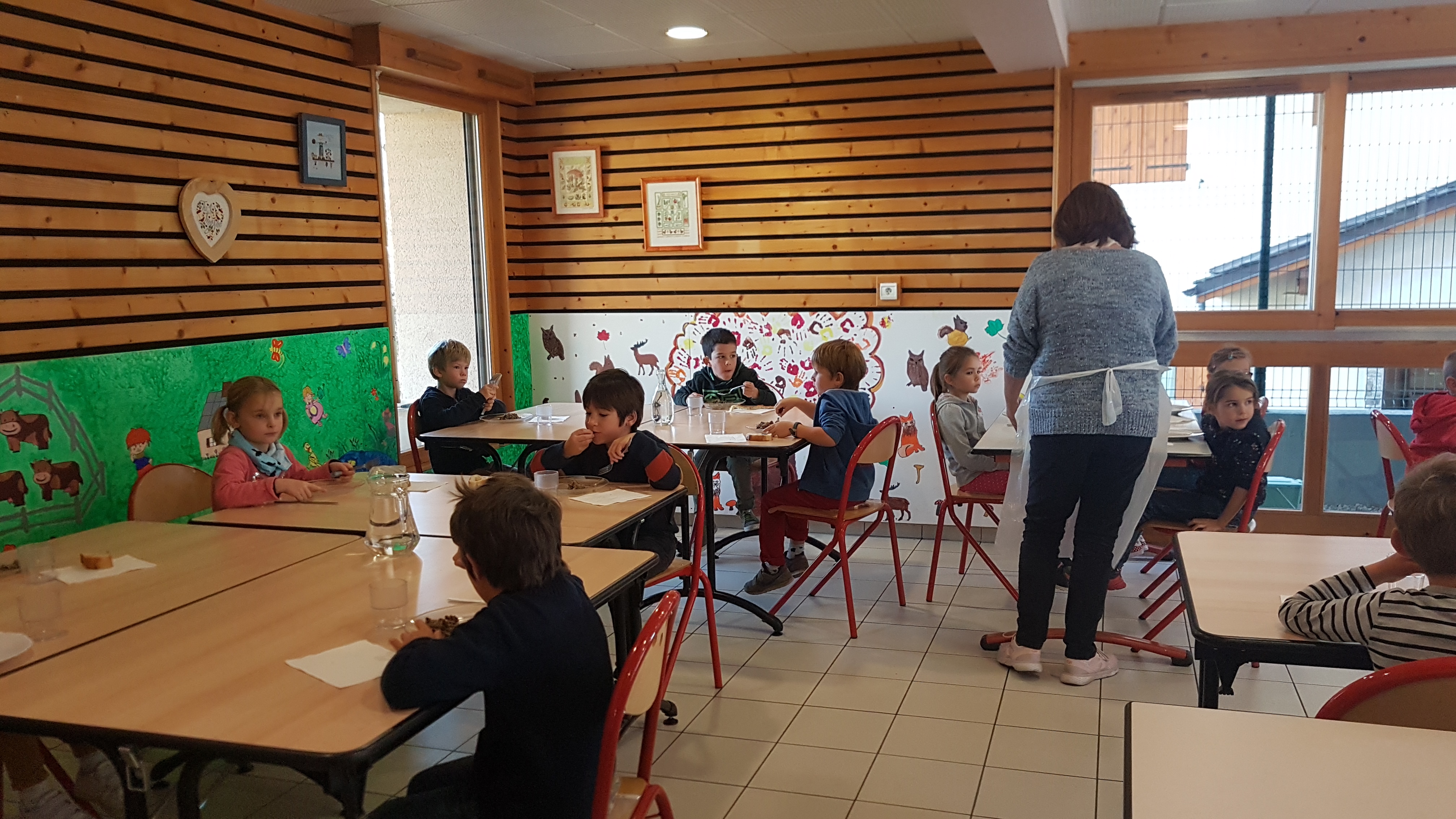 Élèves de primaire durant le déjeuner : 1er service